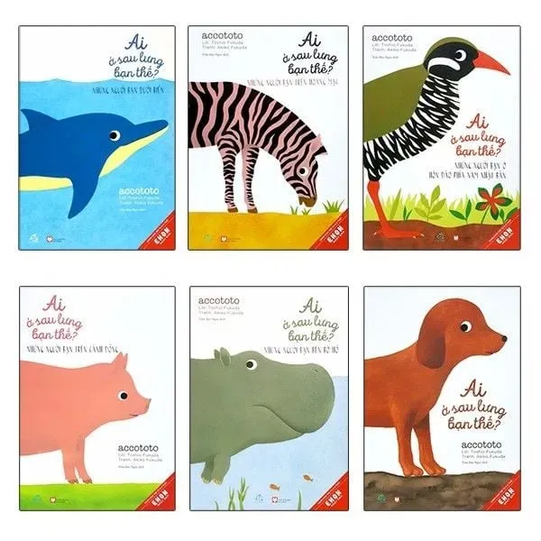 Hình ảnh trọn bộ 6 cuốn Ehon "Ai ở sau lưng bạn thế?" xếp hình quạt trên nền gỗ sáng