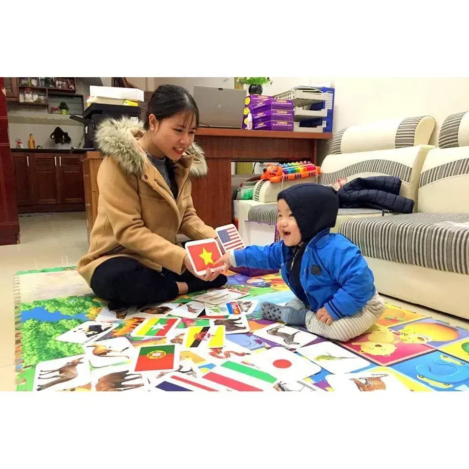 Ba mẹ đang tráo thẻ Flashcard nhanh cho bé xem với thái độ vui vẻ