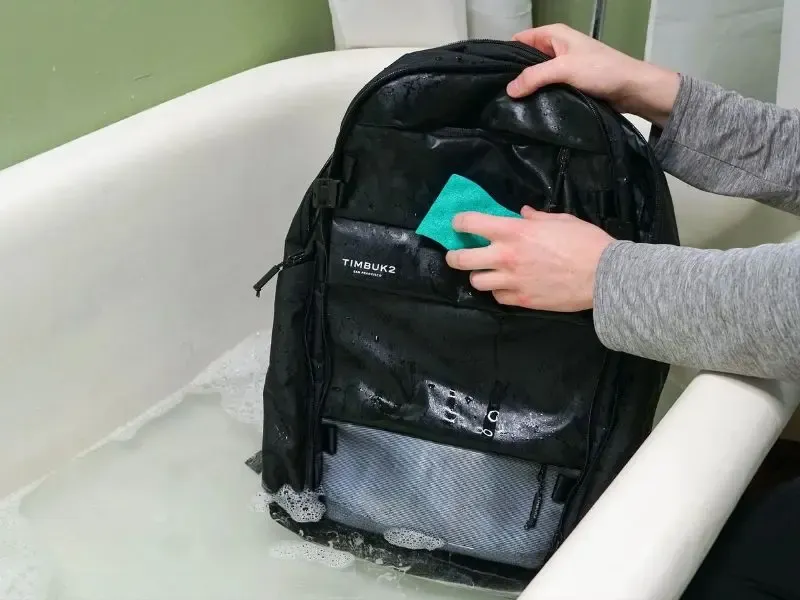 cach-giat-ba-lo-ben-dep-tai-nha