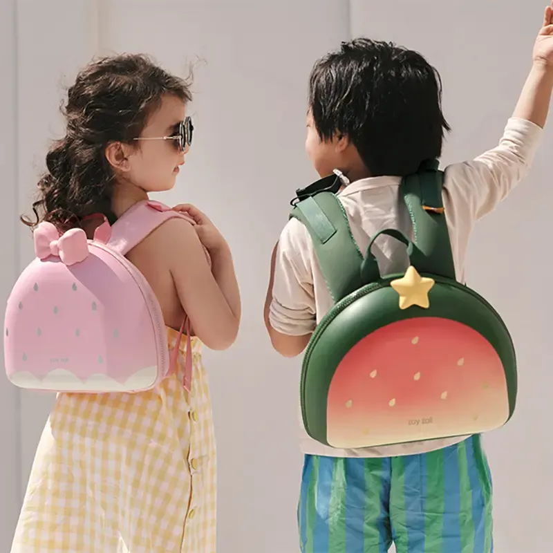 https://zoyzoiivietnam.com/wp-content/uploads/2023/11/Balo-cho-be-mau-giao-Zoyzoii%C2%AEB8-Fruit-Series-Backpack-15.jpg