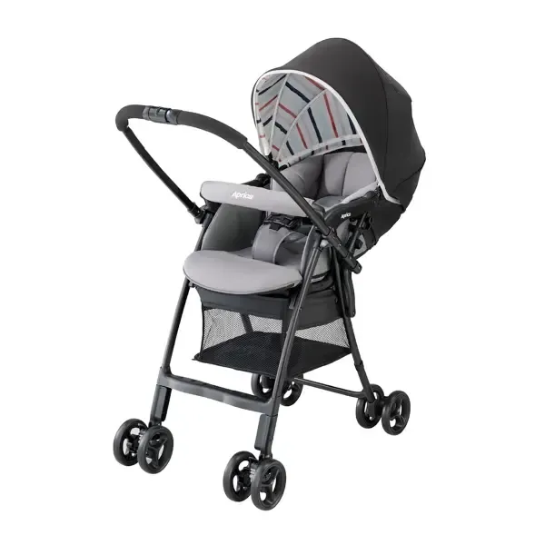 Chiếc xe đẩy Aprica siêu nhẹ với đệm y khoa bảo vệ cột sống, mẹ có thể dễ dàng xách bằng một tay