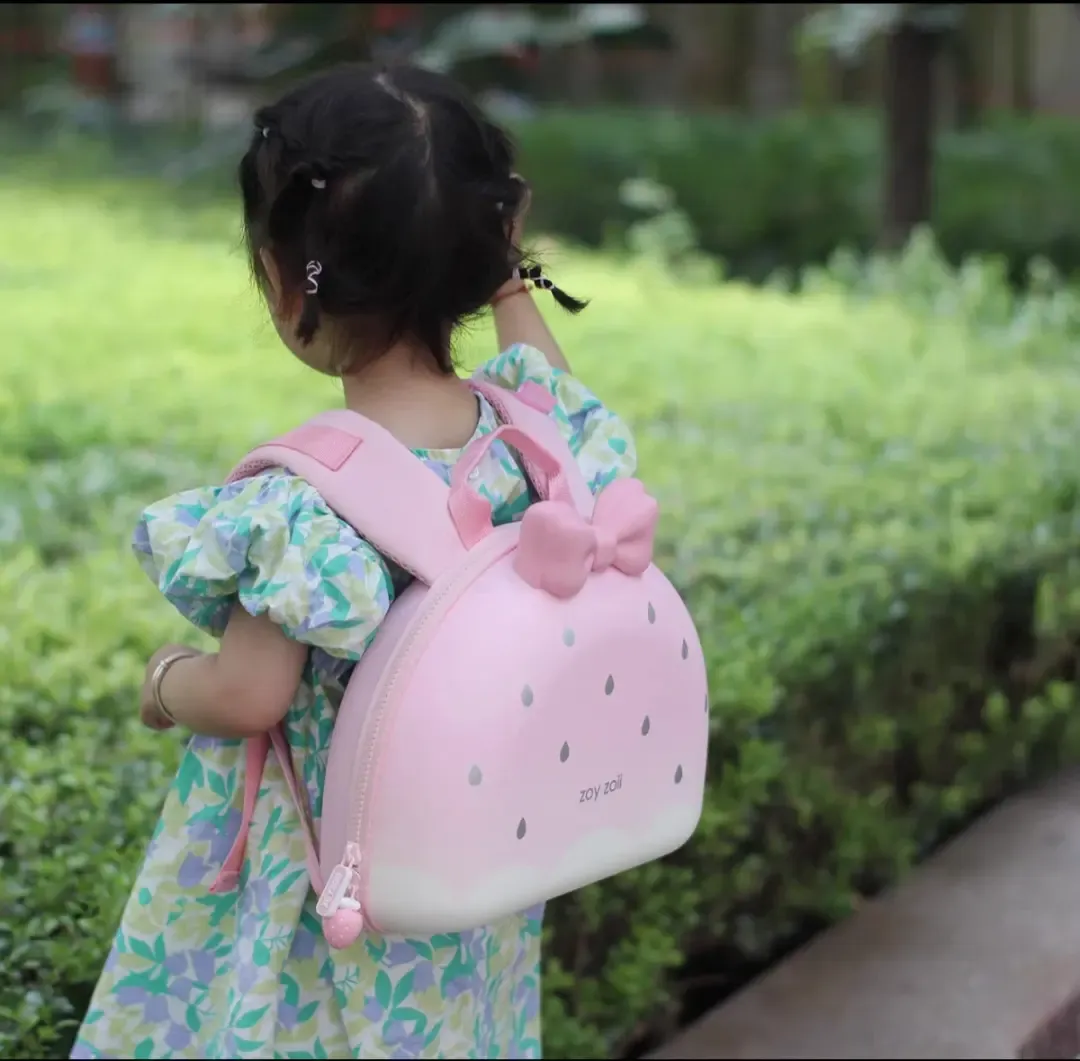 https://zoyzoiivietnam.com/wp-content/uploads/2023/11/Balo-cho-be-mau-giao-Zoyzoii%C2%AEB8-Fruit-Series-Backpack-10.jpg